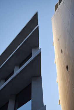 Milano, İtalya - 17 Aralık 2017 : 'Microsoft' ve 'Fondazione Feltrinelli' binalarının görünümü