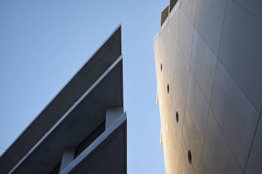 Milano, İtalya - 17 Aralık 2017 : 'Microsoft' ve 'Fondazione Feltrinelli' binalarının görünümü