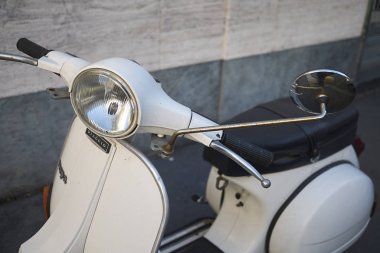Milano, İtalya - 17 Aralık 2017 : 'Vespa' motosikleti