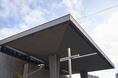 Milano, İtalya - 07 Şubat 2017 : Neon bir kilisenin önünde haç