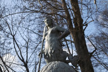 Milano, İtalya - 09 Şubat 2017 : Parco Sempione'de Denizkızı heykeli (Ponte delle Sirenette)