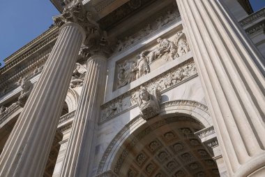 Milano, İtalya - 10 Şubat 2018 : Arco della Pace'in Milano'daki görünümü