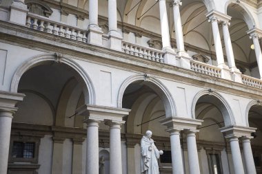 Milano, İtalya - 19 Nisan 2018: 'Palazzo Brera' avlusu