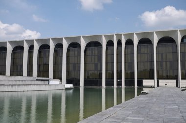 Milano, İtalya - 05 Temmuz 2018 : Oscar Niemeyer'in Palazzo Mondadori'si