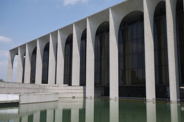 Milano, İtalya - 05 Temmuz 2018 : Oscar Niemeyer'in Palazzo Mondadori'si