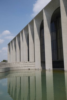 Milano, İtalya - 05 Temmuz 2018 : Oscar Niemeyer'in Palazzo Mondadori'si