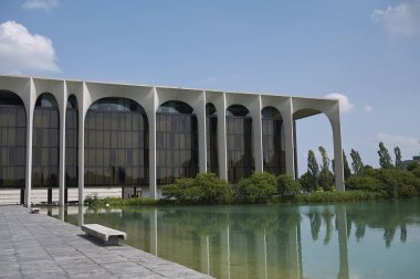Milano, İtalya - 05 Temmuz 2018 : Oscar Niemeyer'in Palazzo Mondadori'si