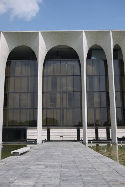 Milano, İtalya - 05 Temmuz 2018 : Oscar Niemeyer'in Palazzo Mondadori'si