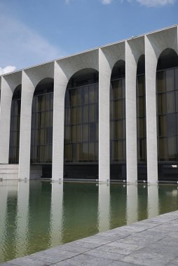Milano, İtalya - 05 Temmuz 2018 : Oscar Niemeyer'in Palazzo Mondadori'si