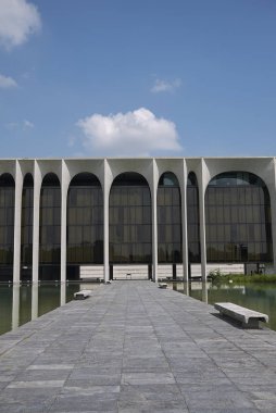 Milano, İtalya - 05 Temmuz 2018 : Oscar Niemeyer'in Palazzo Mondadori'si