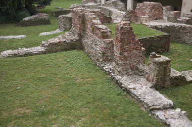 Milano, İtalya - 12 Temmuz 2018 : Palazzo Imperiale di Massimiano harabelerinin görünümü