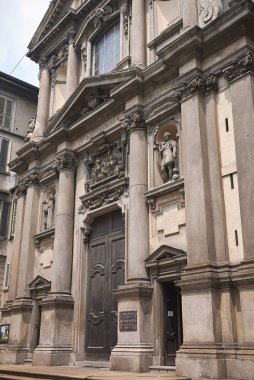Milano, İtalya - 12 Temmuz 2018 : Santa Maria alla Porta kilisesinin görünümü