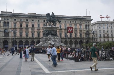 Milano, İtalya - 12 Temmuz 2018 : Piazza Duomo manzarası