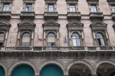 Milano, İtalya - 12 Temmuz 2018 : Piazza del Duomo'ya bakan bina