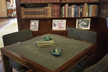 Milano, İtalya - 26 Eylül 2018 : Villa Necchi Campiglio oturma odası ve kütüphanesinin görünümü