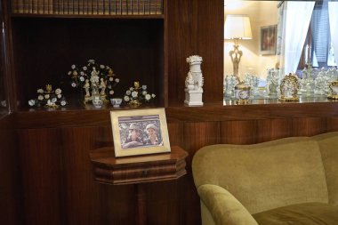 Milano, İtalya - 26 Eylül 2018 : Villa Necchi Campiglio oturma odası ve kütüphanesinin görünümü