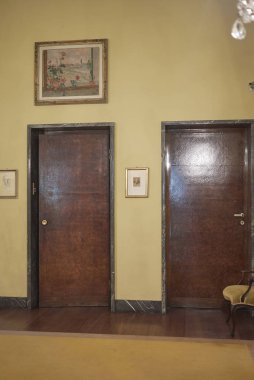 Milano, İtalya - 26 Eylül 2018 : Villa Necchi Campiglio asansör kapısının görünümü