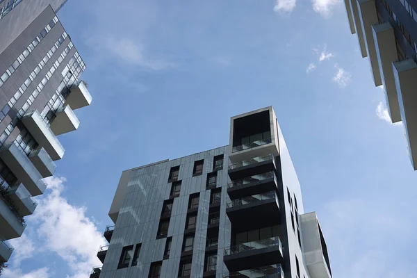 Milano, İtalya - 09 Mart 2018: Porta Nuova gökdelenlerinin görünümü