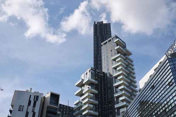 Milano, İtalya - 09 Mart 2018: Porta Nuova gökdelenlerinin görünümü