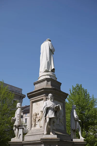 Milán Italia Abril 2018 Estatua Leonardo Vinci — Foto de Stock