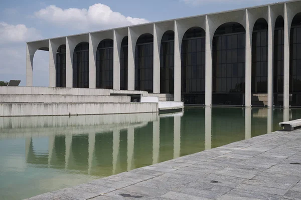 Milano, İtalya - 05 Temmuz 2018 : Oscar Niemeyer'in Palazzo Mondadori'si