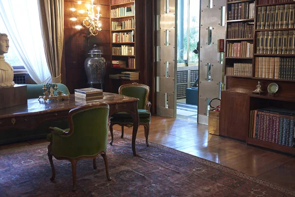 Milano, İtalya - 26 Eylül 2018 : Villa Necchi Campiglio oturma odası ve kütüphanesinin görünümü