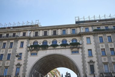 Milano, İtalya - 26 Eylül 2018 : Palazzo della societa Buonarroti-Carpaccio-Giotto görünümü