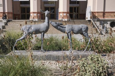 Milano, İtalya - 26 Eylül 2018 : Doğa Bilimleri Müzesi Önünde Heykel