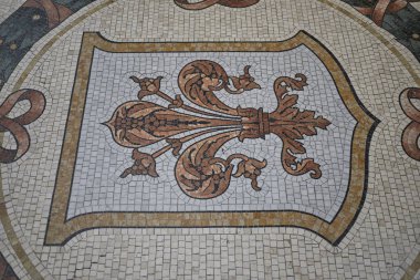 Milano, İtalya - 17 Aralık 2018 : Galleria Vittorio Emanuele Ii'nin dekore edilmiş zemini