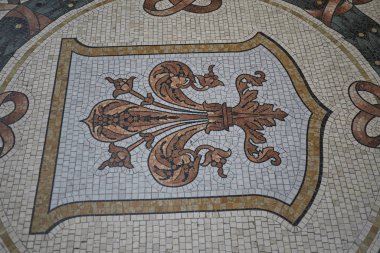 Milano, İtalya - 17 Aralık 2018 : Galleria Vittorio Emanuele Ii'nin dekore edilmiş zemini