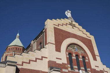 Milano, İtalya - 14 Ocak 2019 : Lourdes'li Aziz Meryem Bazilikası Prepotekyası