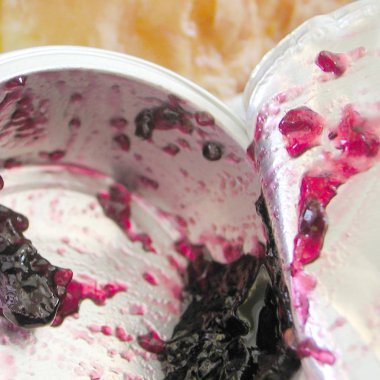 Gümüş bir kapta Yaban mersini Reçeli