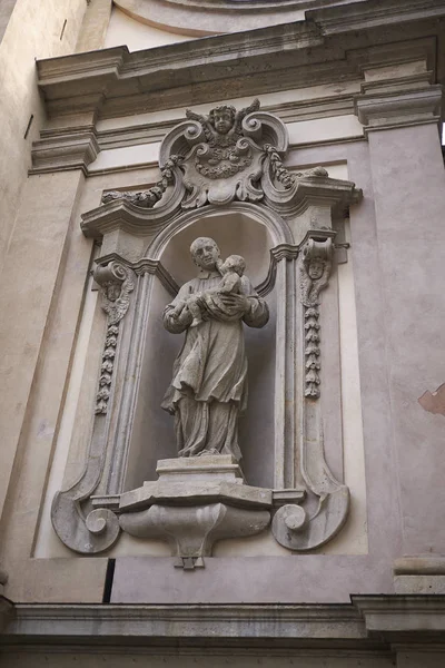 Milano, İtalya - 16 Ocak 2019 : Santa Maria della Passione kilise cephesi