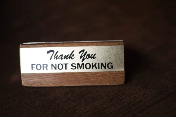 餐厅餐桌上禁止吸烟标志 — 图库照片
