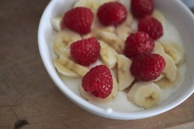 Ahududu ve muz ile Yoğurt
