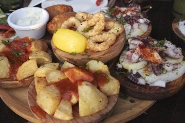 Başlangıç olarak çeşitli Tapas