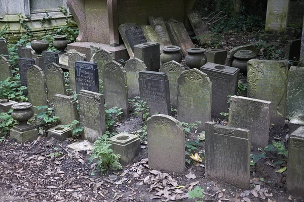 Londra, İngiltere - 23 Ağustos 2017 : Abney Park Mezarlığı