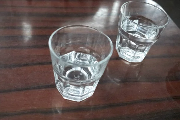 Verres Eau Sur Une Table — Photo