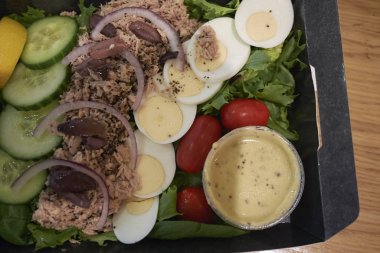 Öğle yemeğinde yumurta ve ton balığı salatası