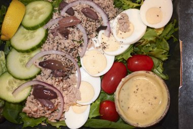 Öğle yemeğinde yumurta ve ton balığı salatası