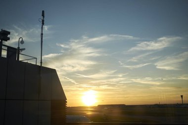 Londra, İngiltere - 27 Ağustos 2017 : Heatrow havaalanında gün batımı