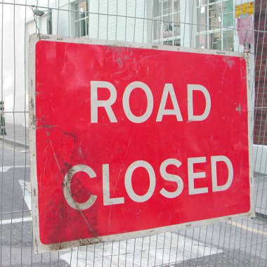 Londra, İngiltere - 24 Şubat 2001: Yol kapalı yol işareti