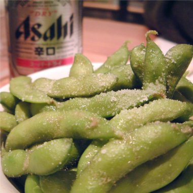 Londra, İngiltere - 16 Eylül 2002: Edamame ve bira