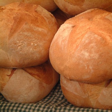 Bir dükkanda satılan ekmek somunları