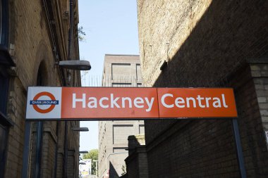 Londra, İngiltere - 26 Haziran 2018 : Hackney central overground tabelası
