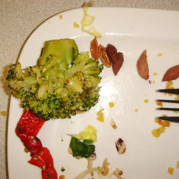 Färdig Tallrik Med Broccoli Överblivna — Stockfoto