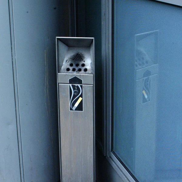 Londra sokakta metal kültablası