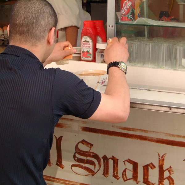 Londres Reino Unido Março 2002 Homem Comendo Caminhão Comida — Fotografia de Stock