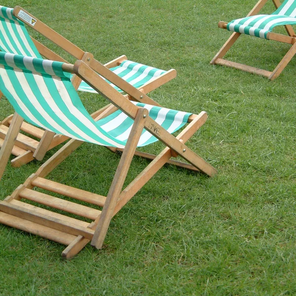 Londen Verenigd Koninkrijk Maart 2002 Zonnestoelen Het Park — Stockfoto