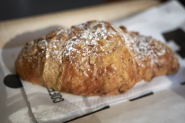 Croissant Almendras Jugo Para Desayuno —  Fotos de Stock